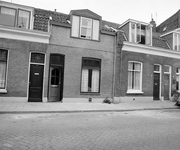 857261 Gezicht op de voorgevel van het huis Oudwijkerveldstrtaat 97 te Utrecht, na renovatie. Rechts het huis ...